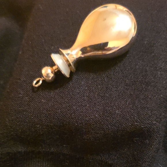 Silver Perfume Bottle with Luminous Finish - Picture 4 of 6